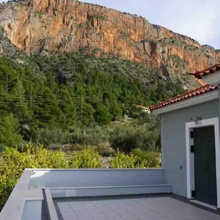 Giorgos's Luxury Apartment. Leonídion