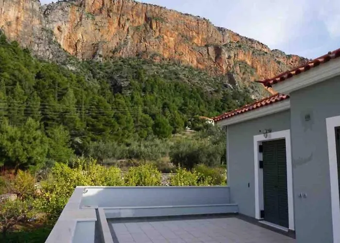 Giorgos's Luxury Apartment. Leonídion